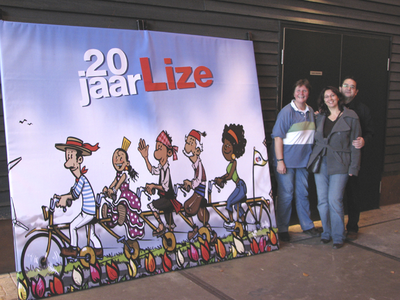 908050 Afbeelding van het grote reclamebord '20 jaar Lize', bij de viering van het lustrum van de organisatie in het ...